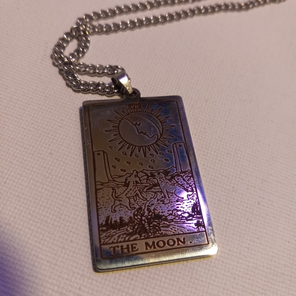 The moon tarot card necklace - Picture 7 of 8